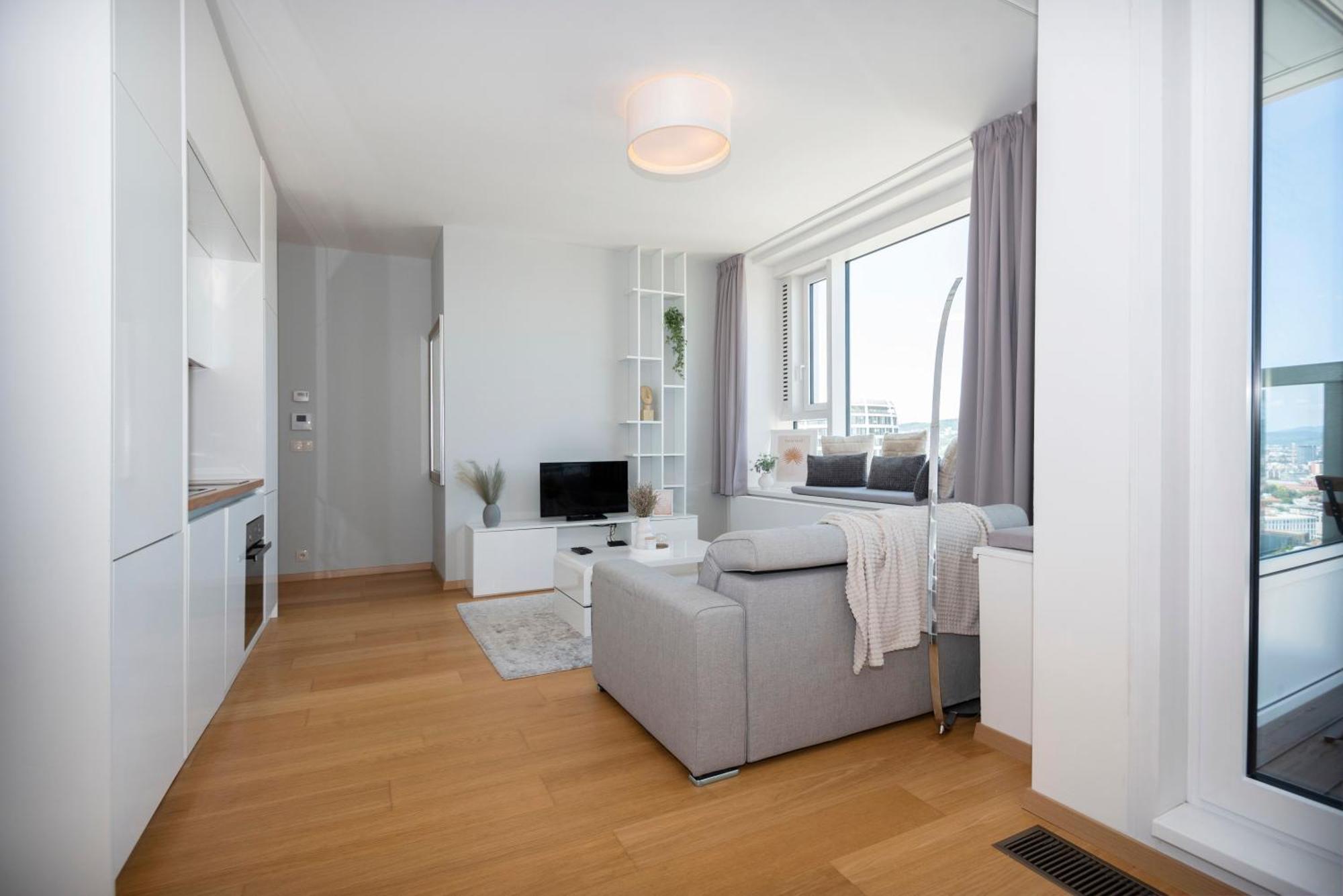 Апартаменти Luxury 1Bdrm On The 28Th Floor Братислава Екстер'єр фото