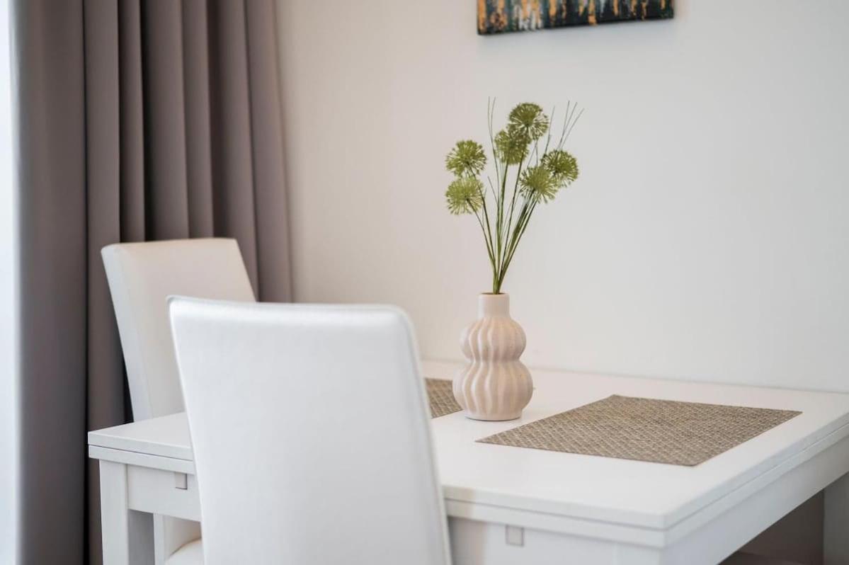 Апартаменти Luxury 1Bdrm On The 28Th Floor Братислава Екстер'єр фото